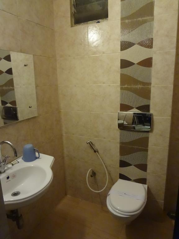 Hotel New Rajdarshan Madikeri Exteriör bild