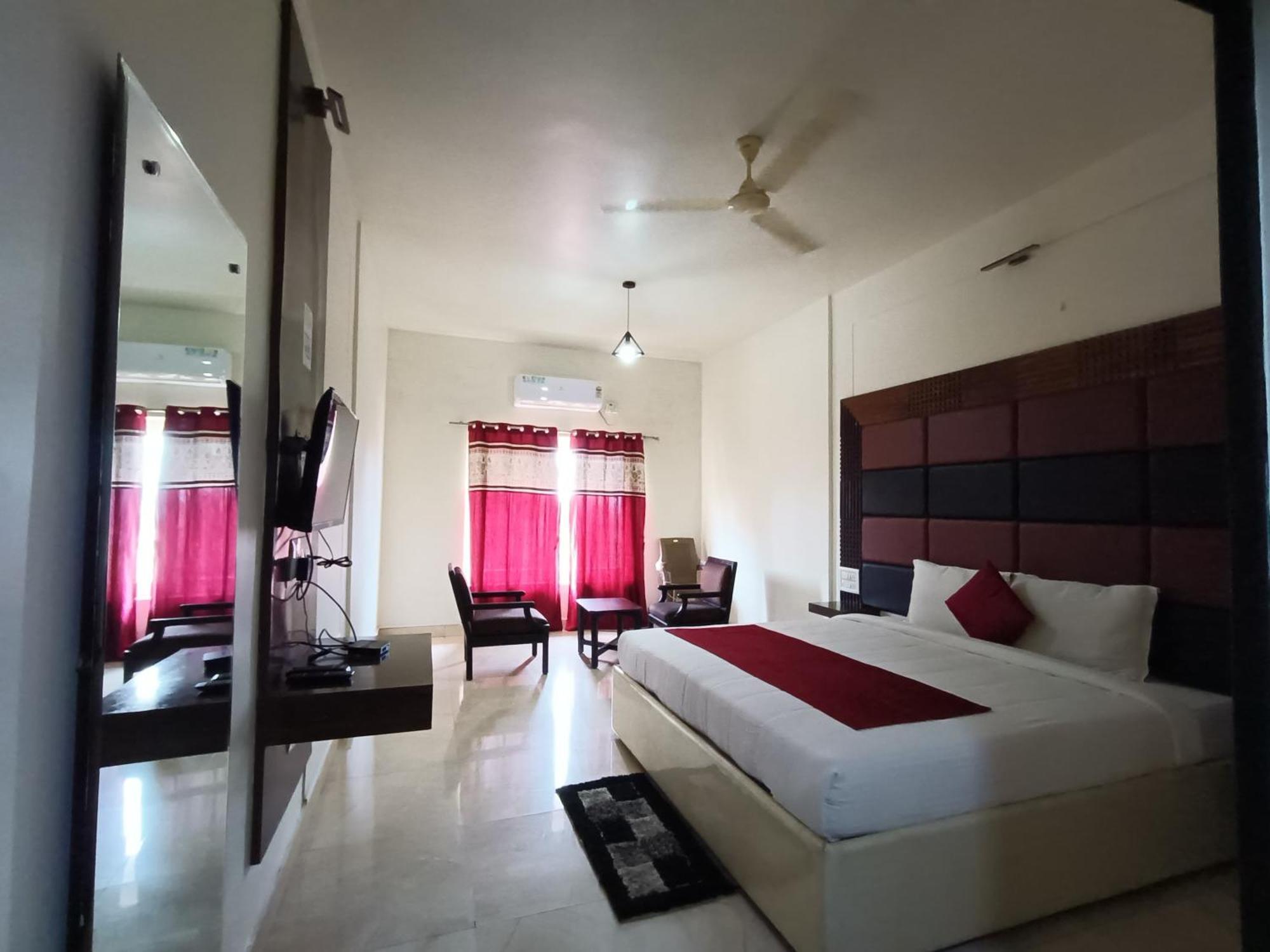 Hotel New Rajdarshan Madikeri Exteriör bild