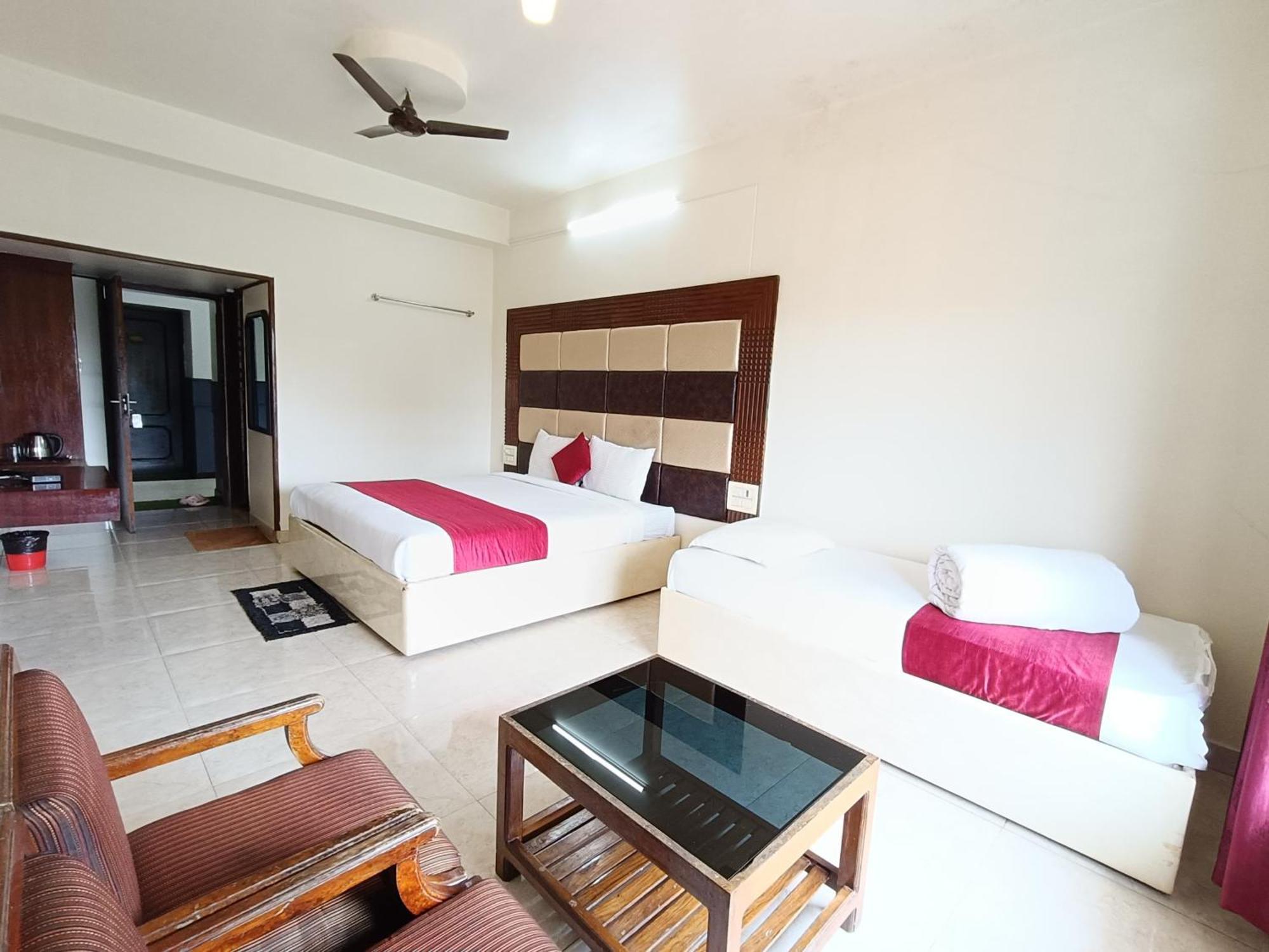 Hotel New Rajdarshan Madikeri Exteriör bild