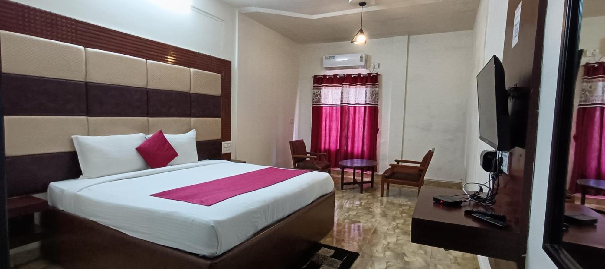 Hotel New Rajdarshan Madikeri Exteriör bild
