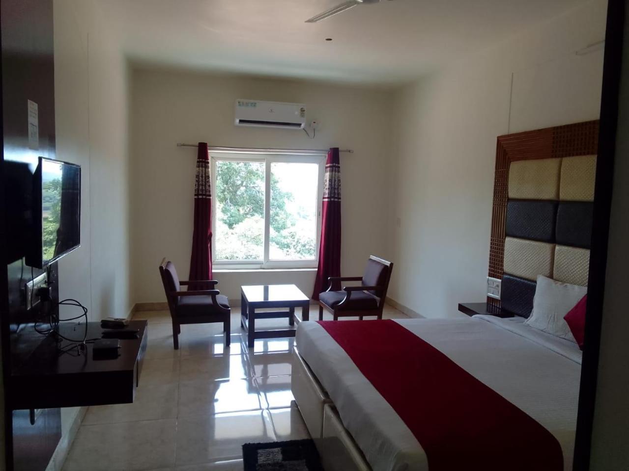 Hotel New Rajdarshan Madikeri Exteriör bild
