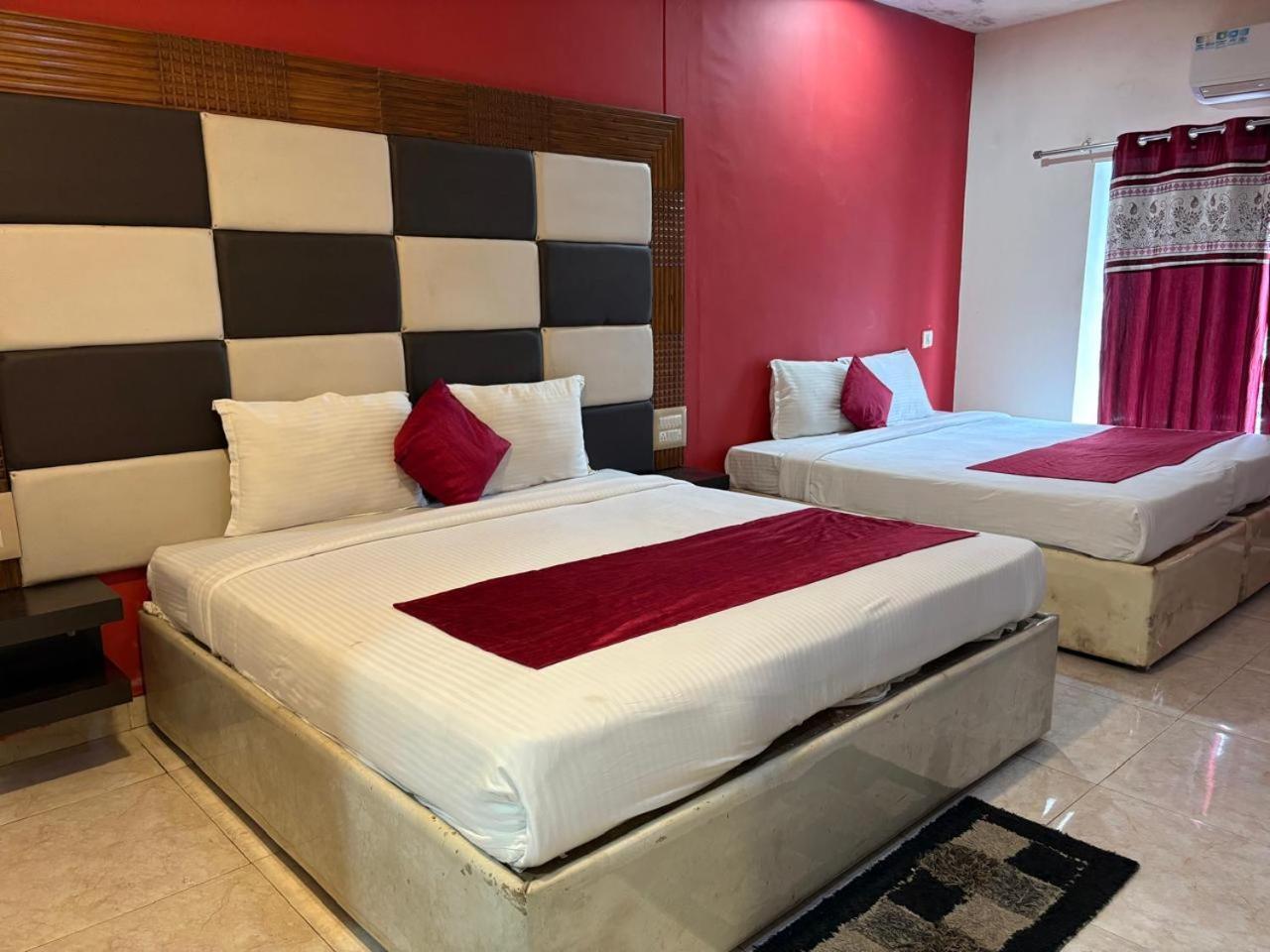 Hotel New Rajdarshan Madikeri Exteriör bild