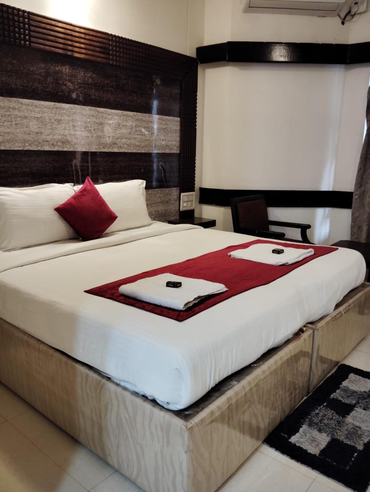 Hotel New Rajdarshan Madikeri Exteriör bild
