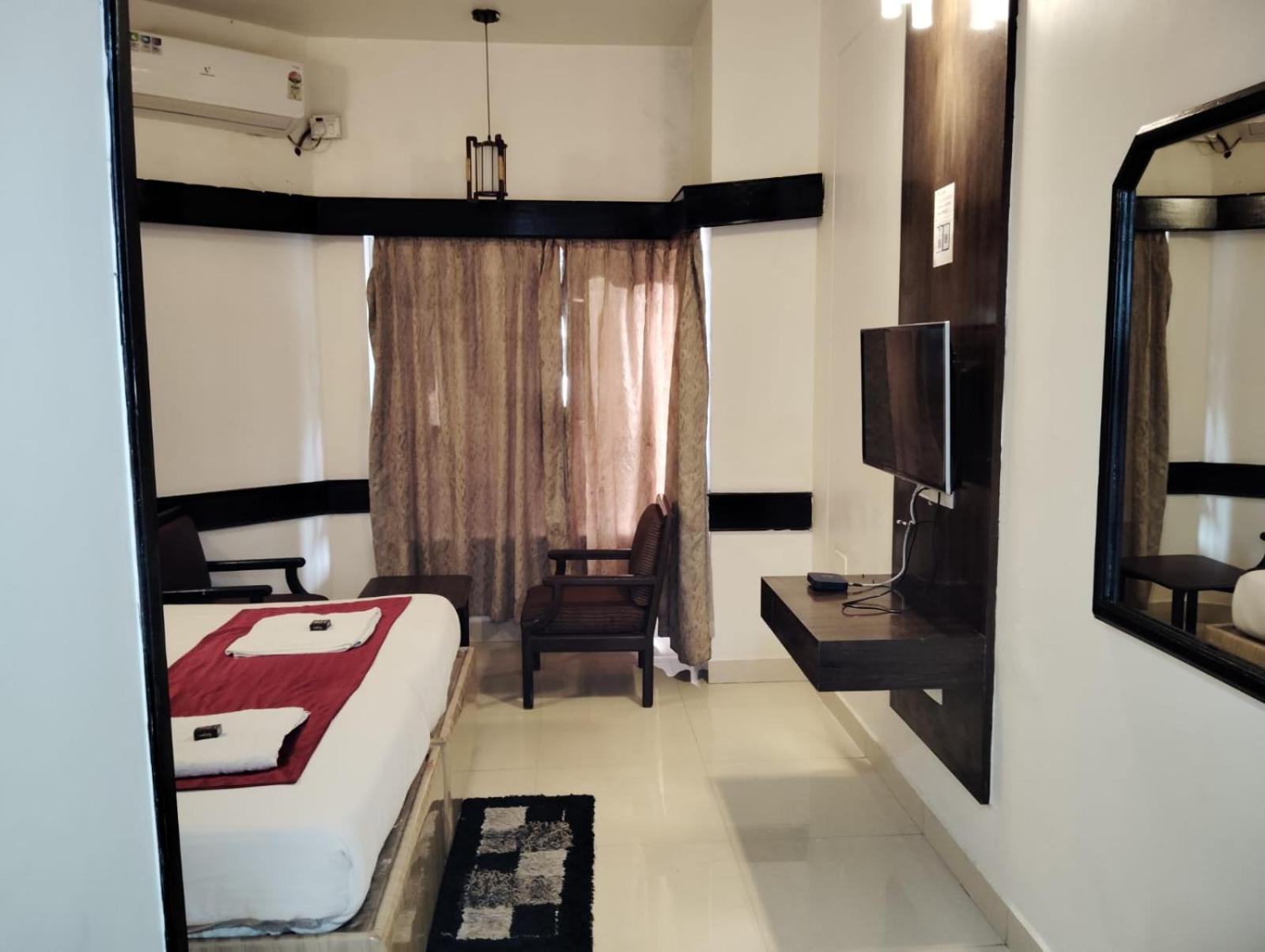 Hotel New Rajdarshan Madikeri Exteriör bild