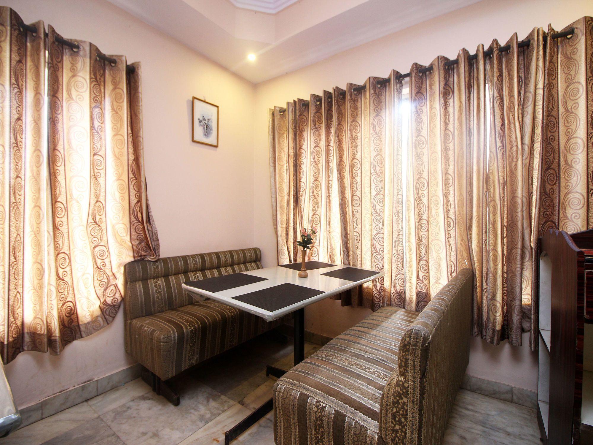 Hotel New Rajdarshan Madikeri Exteriör bild
